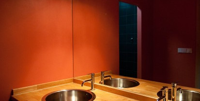 Chalupy k pronájmu na Šumavě - koupelna se 2 umyvadly má kvalitní osvětlení