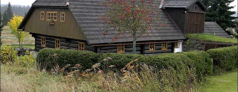 Tradiční šumavská architektura - vrata na seno s nájezdem přímo do střechy